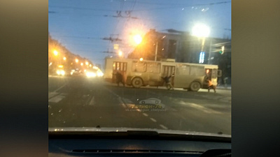 Сильные духом: трое мужчин толкают троллейбус