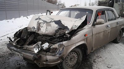 «Волга» столкнулась с двумя грузовиками на автодороге Меридиан
