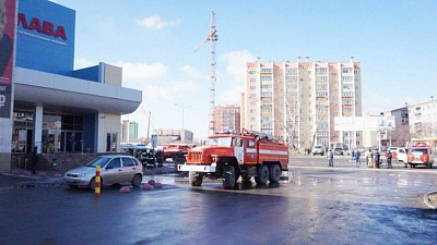 История с дымком. Посетители торгового центра в Копейске продолжали шоппинг во время пожара