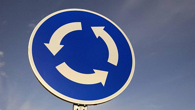 Какой поворотник включать при въезде на круговое движение