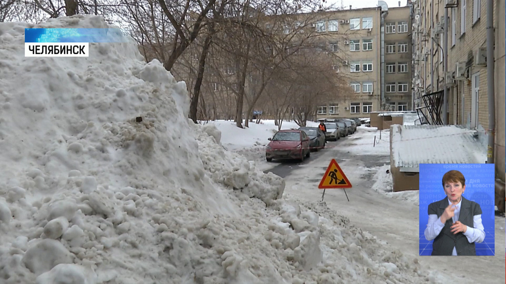 Коммунальщики чистят крыши
