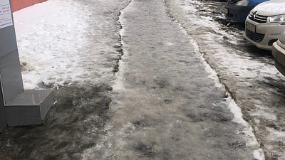 Недоступная среда. Челябинцы проводили зиму обледенелыми тротуарами