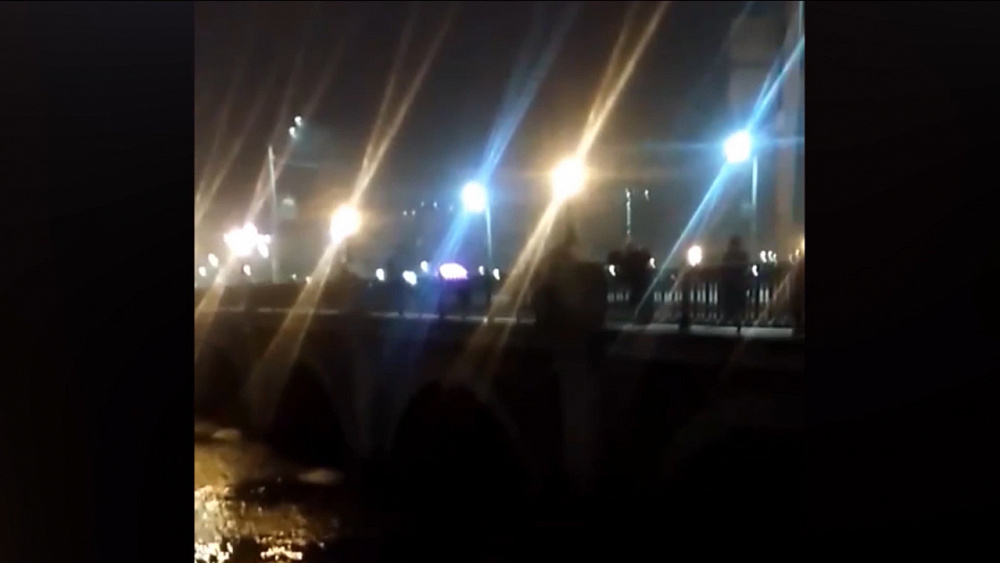 Мужчина упал с моста в реку Миасс