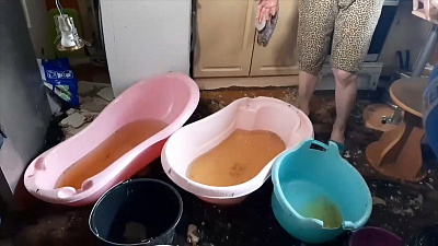 Жильцы ветхоаварийного дома живут по колено в воде