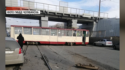 Трамвай сошел с рельсов в Ленинском районе