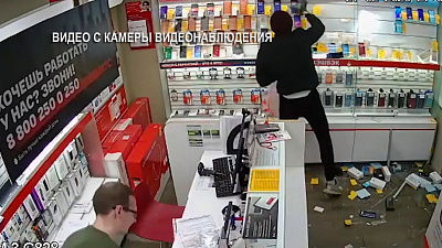 Нападение на салоны сотовой связи попало на видео