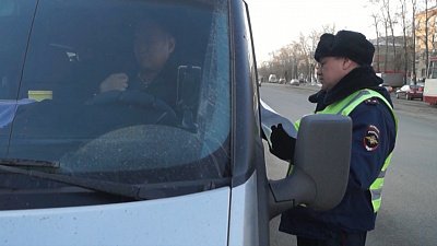 Автоинспекторы проверяют водителей маршруток