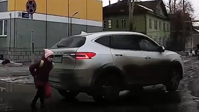 В Озерске легковушка чуть не сбила ребенка