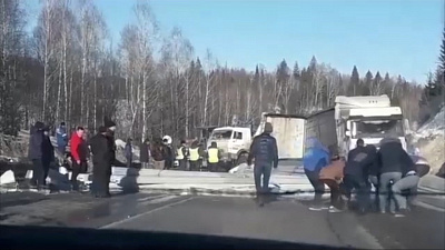 Грузовик перегородили дорогу на трассе