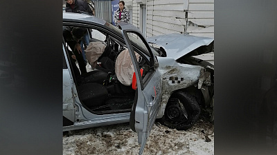 Автомобиль Яндекс-такси врезался в жилой дом