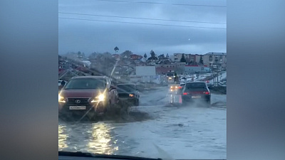 В Миассе потеплело: машины поплыли по дорогам