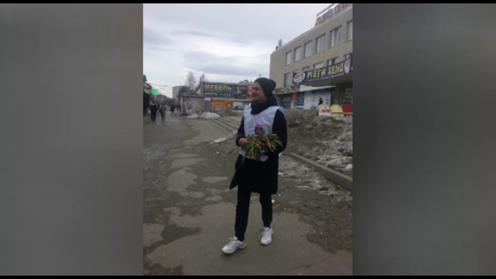 Жительницы Миасса получили цветы от незнакомца