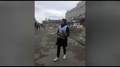 Жительницы Миасса получили цветы от незнакомца