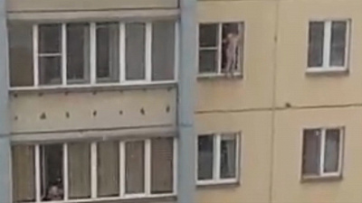 Ребенок выбросил посуду из окна