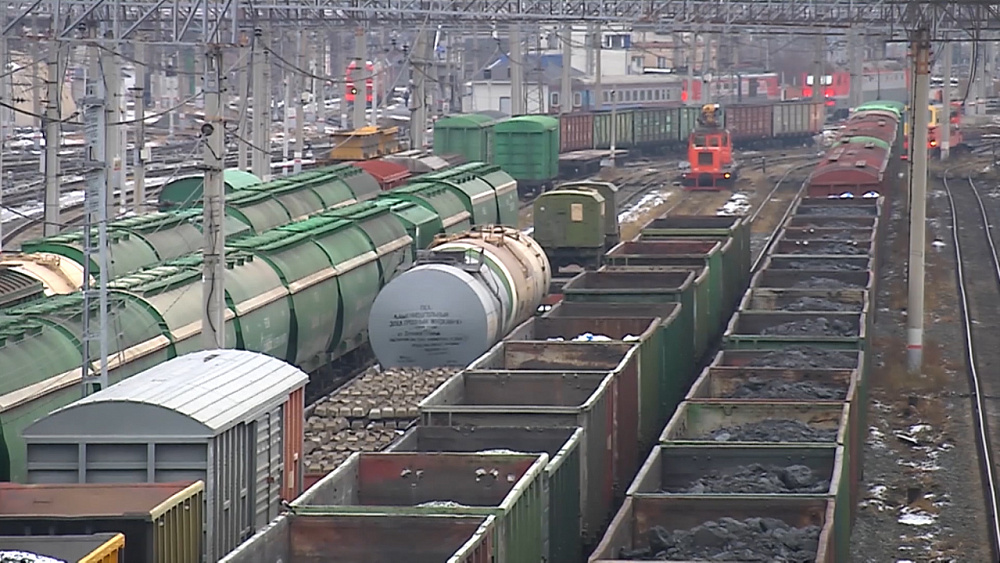 Рабочий обворовывал электровозы