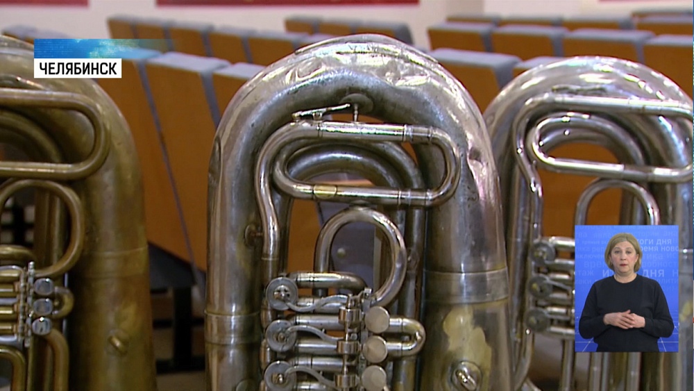 Прапорщик играет на 120-летней тубе