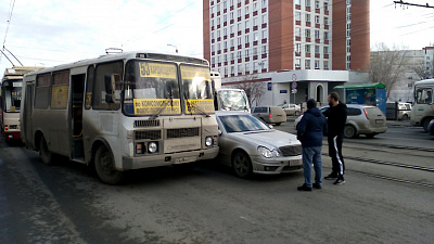 Ни пройти, ни проехать: ДТП на Свердловском проспекте