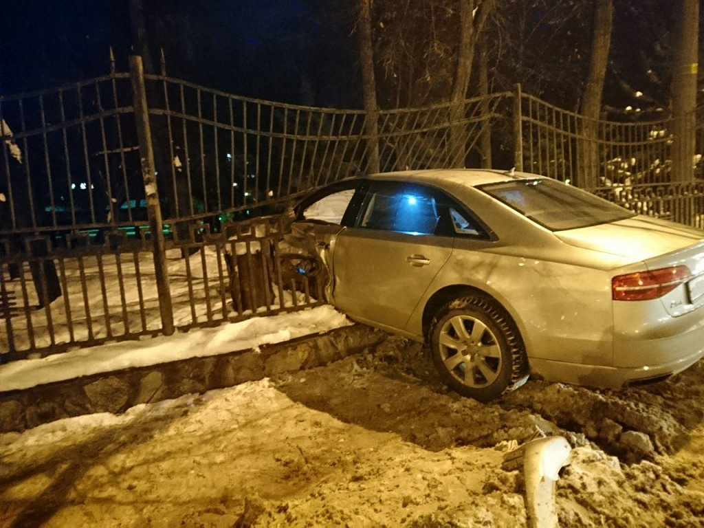 Разбитая ауди серая пмр. Ауди врезалась. Ауди врезалась. Происшествия калининград. Разбитая ауди 80.