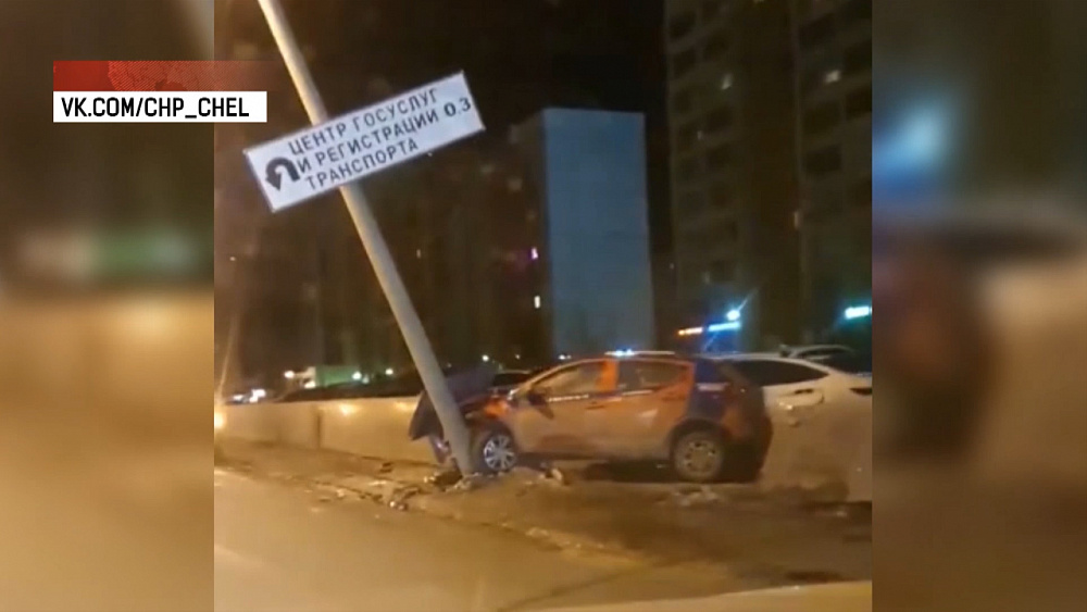 В Челябинске столкнулись легковушка и маршрутный ПАЗ