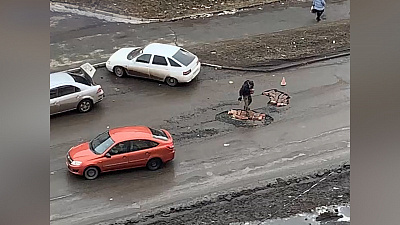 Не выдержал: в Копейске горожанин лично занялся ремонтом дорог