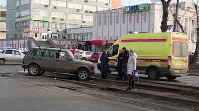 В Челябинске легковушка вылетела на трамвайные пути и сбила девушку пешехода
