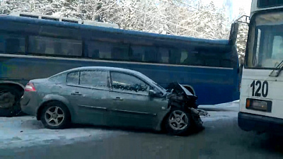 Легковушка столкнулась с рейсовым автобусом