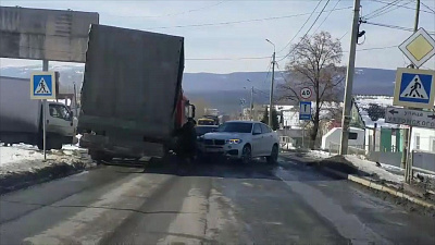 БМВ и фура перекрыли Миасский тракт