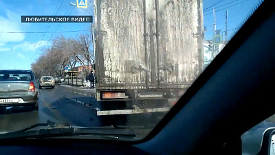 Легковушка врезалась в грузовик