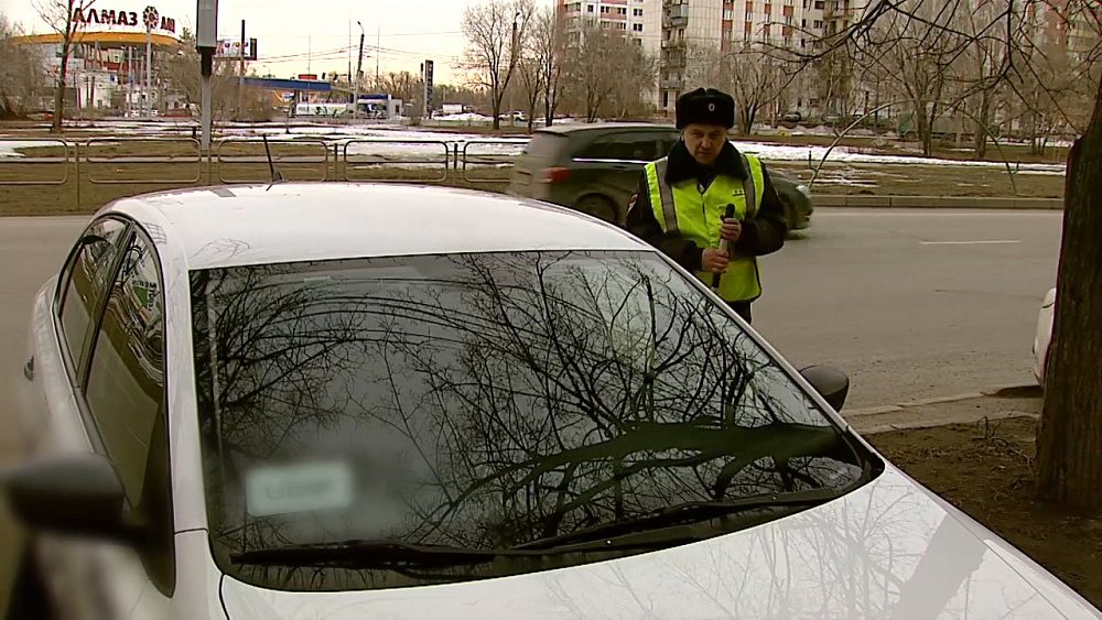 Автоинспекторы ловят таксистов-нарушителей