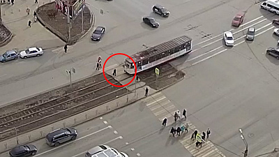 Трамвай сбил женщину на пешеходном переходе