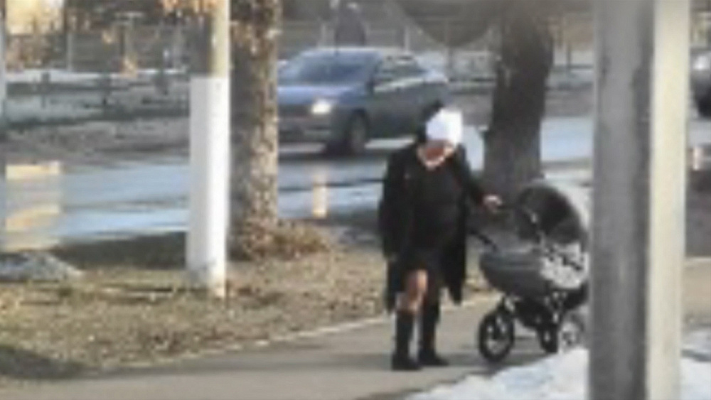 Пьяная мать уронила коляску с ребенком