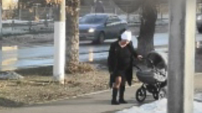 Пьяная мать уронила коляску с ребенком