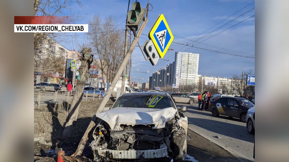 В Златоусте элитная иномарка протаранила большегруз
