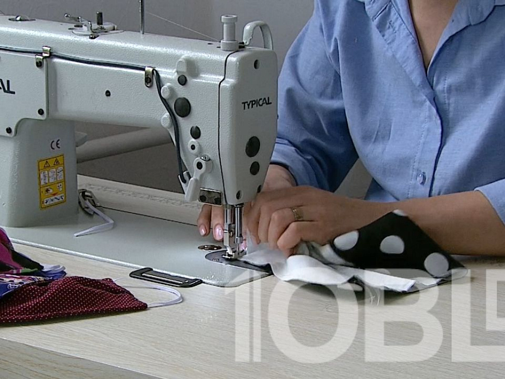 Шитье. Пошив на швейной машинке. Кройка платья. Бесплатные шить. Шитье за машинкой.