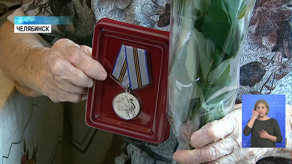 Врачам вручили медали победителей