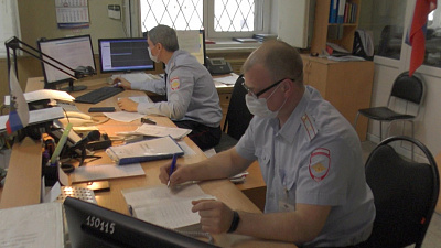 Сотрудники полиции Челябинской области работают в масках и перчатках