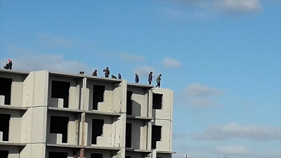 Подростки бегают по крыше долгостроя в Копейске 