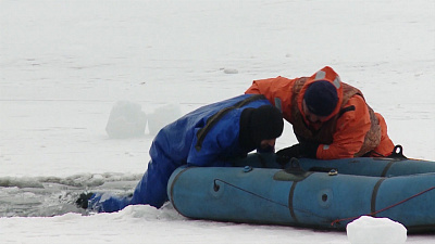 Спасатели провели учения на льду