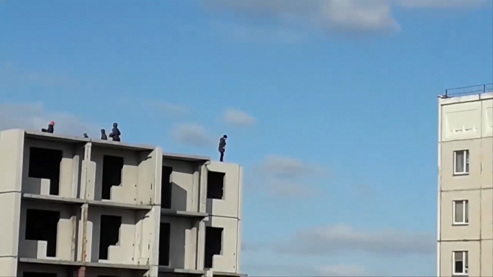 Подростки забрались на крышу недостроя