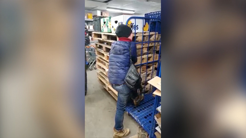 Девушку с неоплаченным товаром задержали