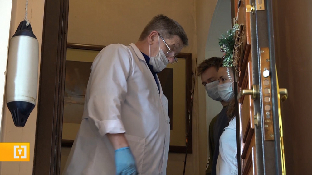 Полицейские контролируют самоизолировавшихся