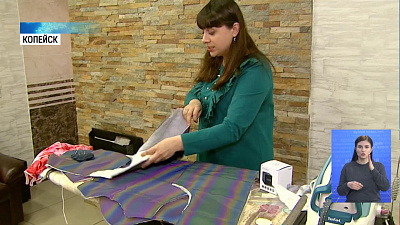 Копейчанка на карантине шьёт одежду