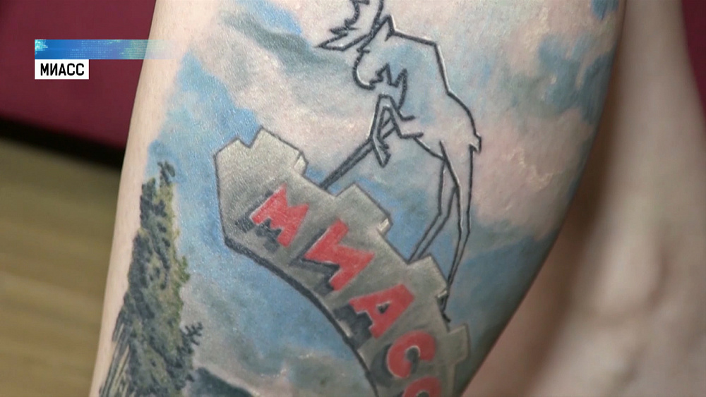 Жительница Миасса набила тату с символом города