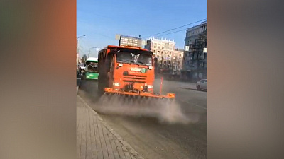В Челябинске отмывают дороги от зимней грязи