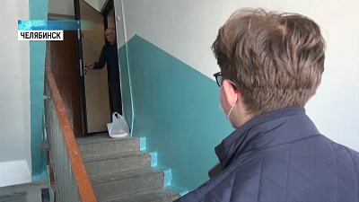 Волонтеры доставляют продукты пенсионерам