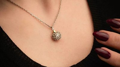 Российские ювелиры изготавливают украшения в виде коронавируса