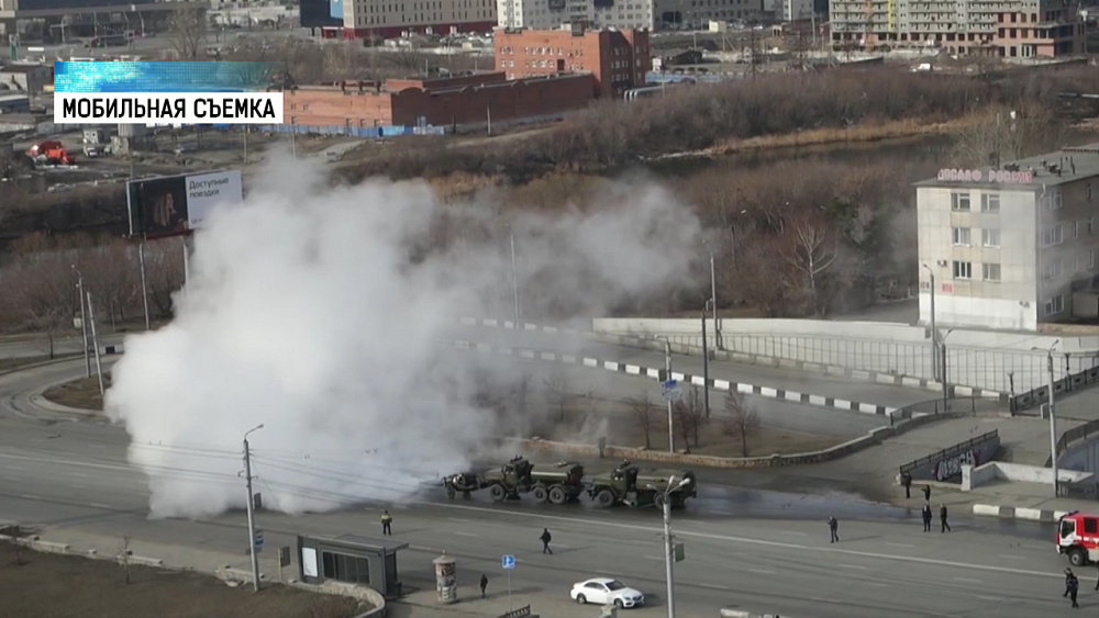 Улицы Челябинска обрабатывает военная техника