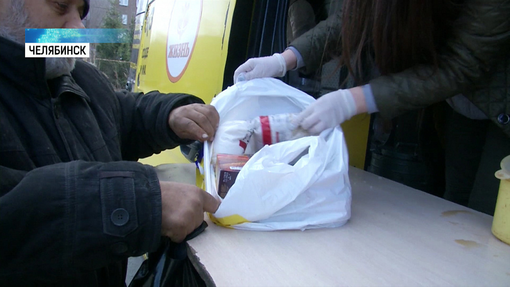 Волонтёры кормят бездомных во время карантина