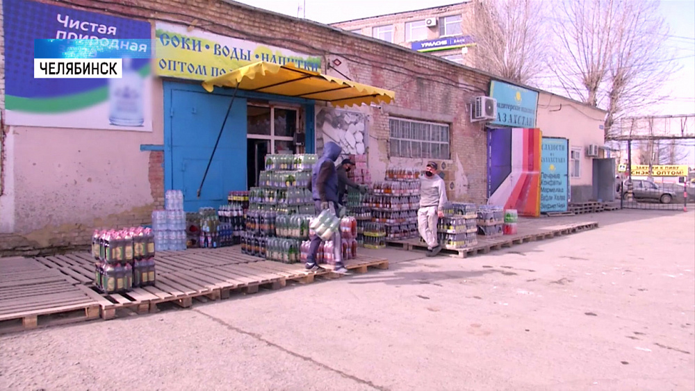 На потребительском рынке работают в масках