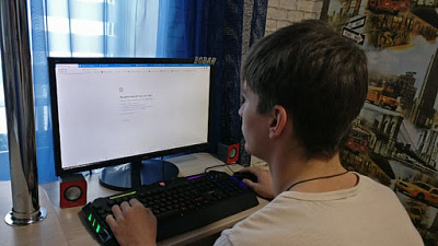 Школьники перешли на онлайн-обучение и сразу обрушили образовательный портал